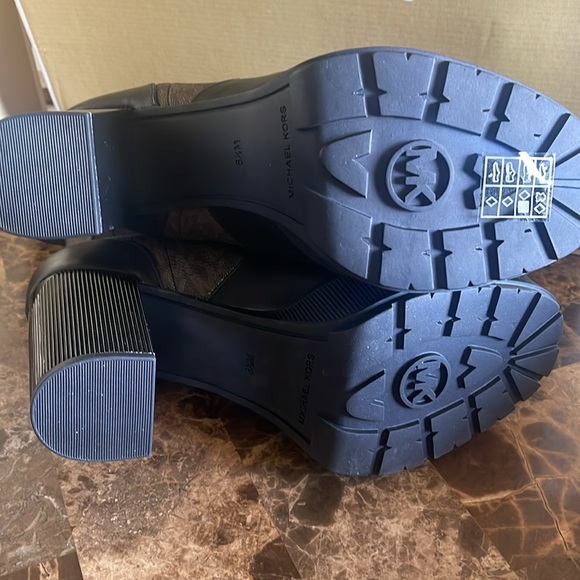 Michael Michael Kors Platform Chelsea Boot - Picture 8 of 9